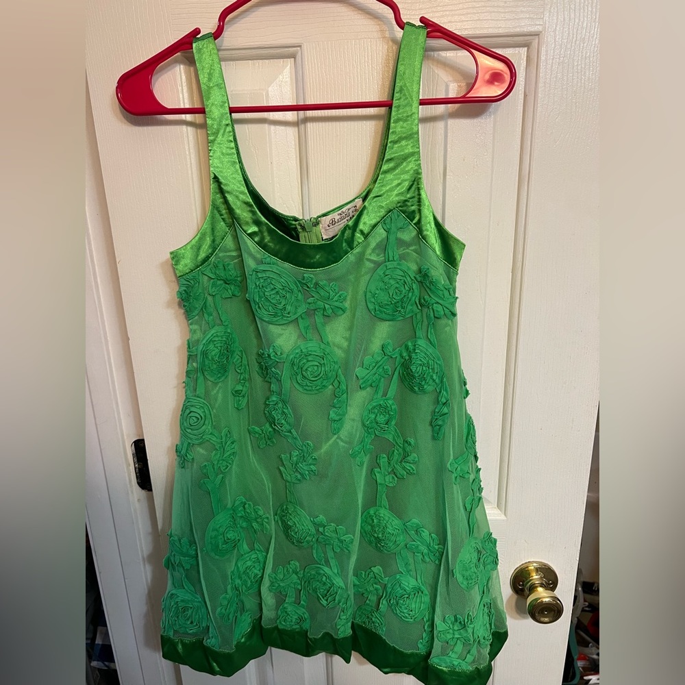 Striking green dress with a vintage vibe perfect for upcoming events.